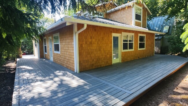 Building Photo - 679 N Larch
