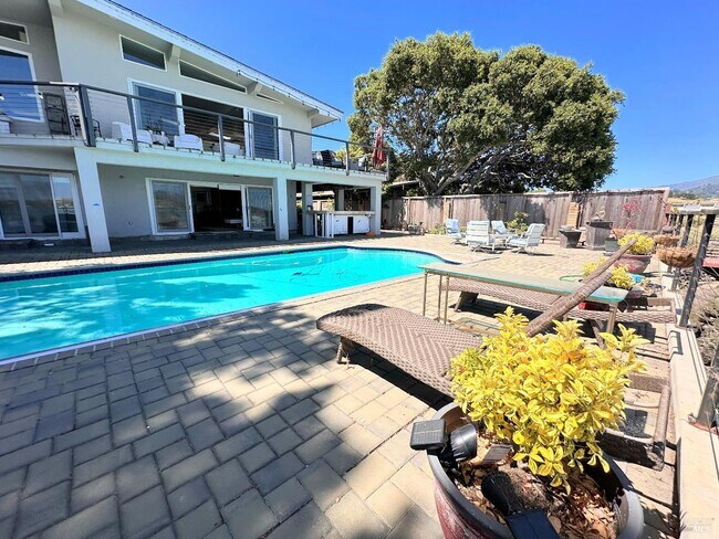 Building Photo - 5148 Paradise Dr