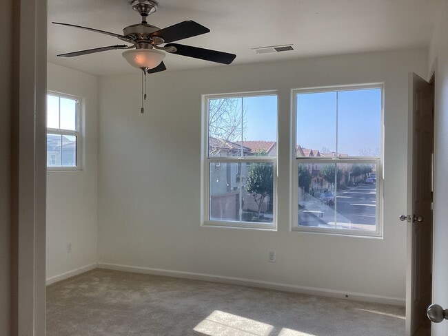 Building Photo - 1587 Etchings Way