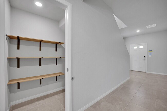 Building Photo - Gorgeous 5 Bedroom home!