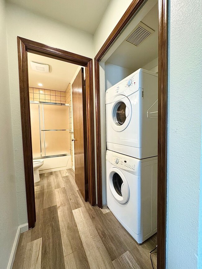 Building Photo - Beautifully Upstairs Condo at Ridgecrest Condominiums!! HOA Pool/Jacuzzi