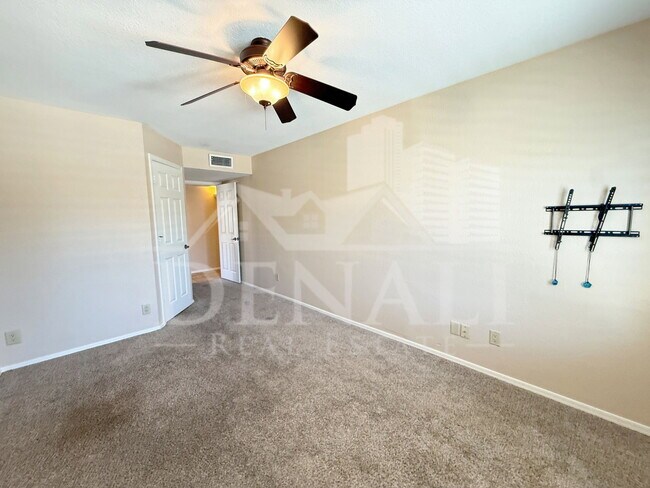 Building Photo - 1211 E Drake Dr