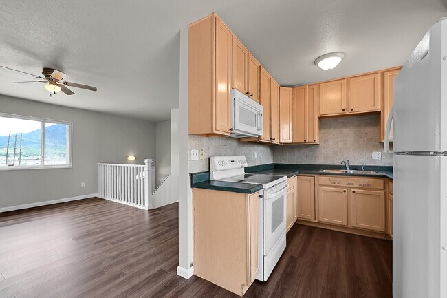 Building Photo - $1,850, 4 bed, 2 bath, located on Colorado...