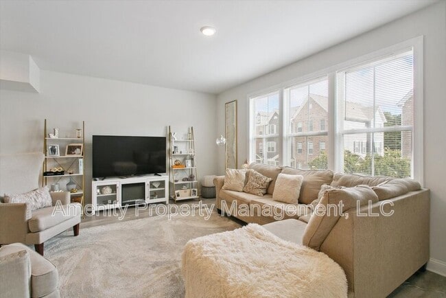 Building Photo - 121 Daybeacon St