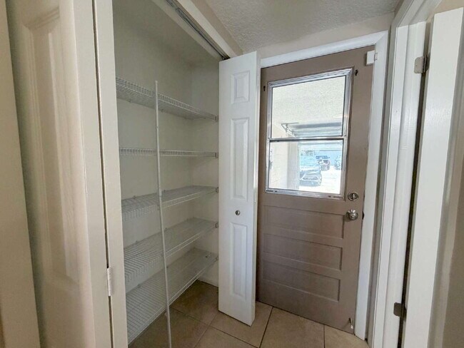 Building Photo - Spacious 2/2 with home with fenced yard in great Port Richey location.