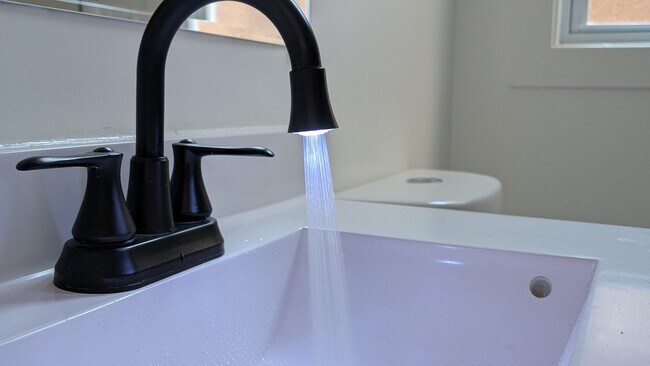 Building Photo - 5028 W Lawrence Ave