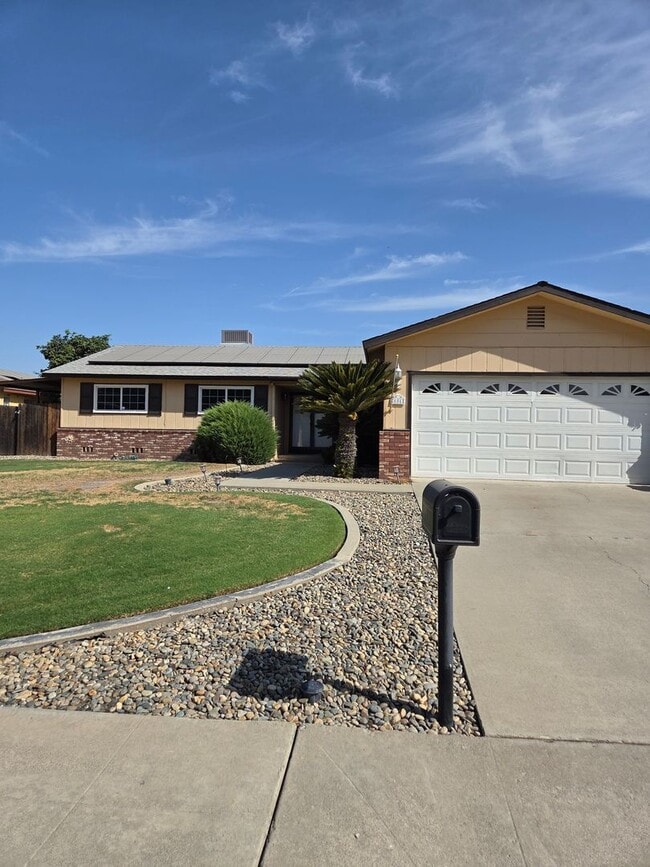 Building Photo - 606 Tamarack Ln