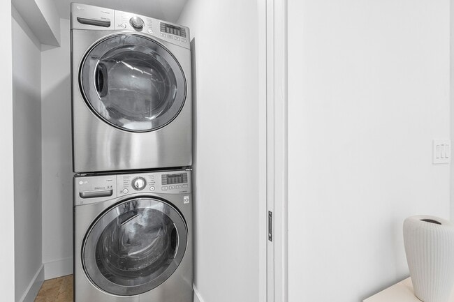 Building Photo - 306 Cordova Rd