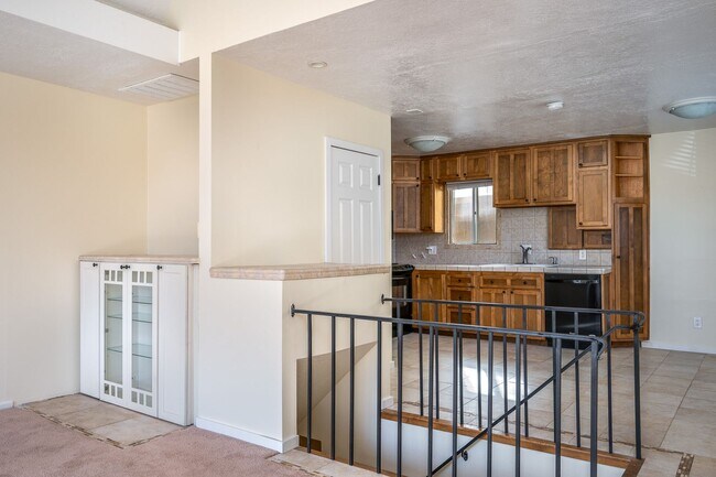 Building Photo - CONDO W/ A VIEW!!! CLOSE TO OHSU,PSU and M...