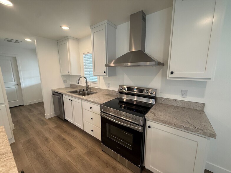 Building Photo - 3601 E Wyoming Ave