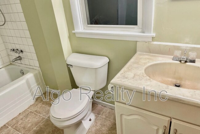 Building Photo - 1345 Arkwright St N