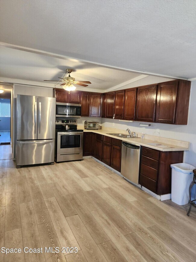 Building Photo - 388 MacArthur Cir