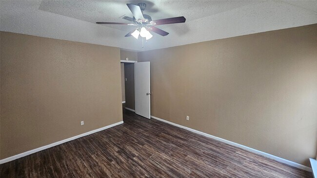 Building Photo - 4250 Southchase Ln