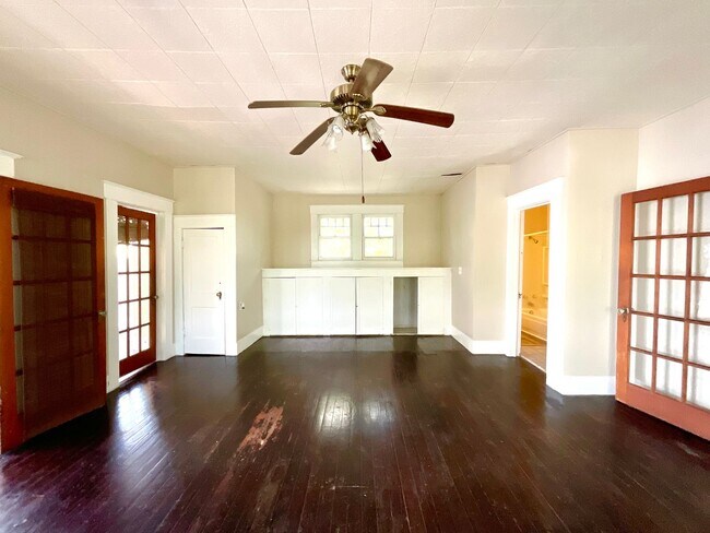 Building Photo - 810 W Magnolia Ave