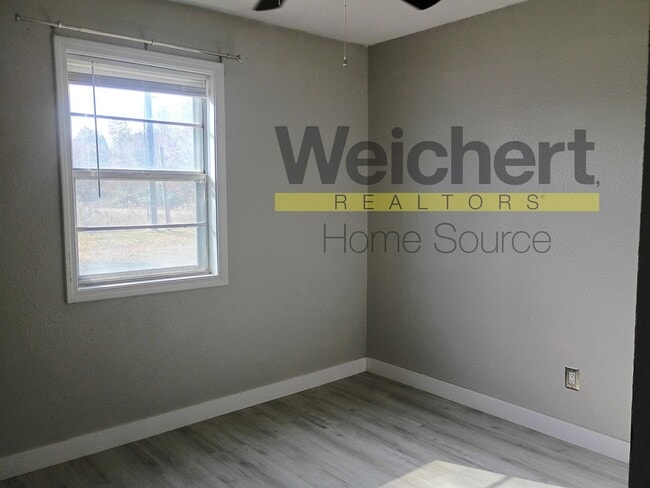 Building Photo - Updated 4-Bed Home with Fenced Yard & Carport