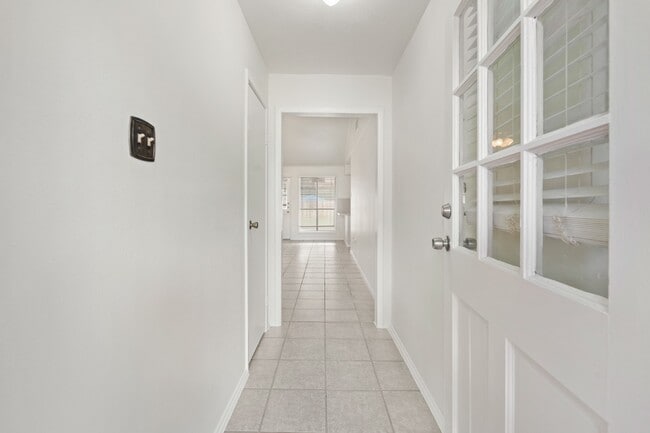 Building Photo - 2213 Baylor Dr