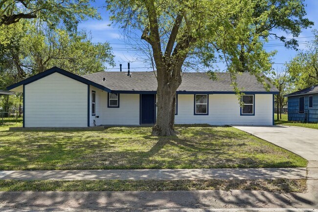 Building Photo - 5962 Ridgeway Dr