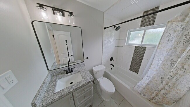 Building Photo - "3-Bed Sterling Heights Home with Granite Kitchen & Finished Basement!"