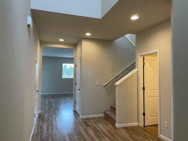 Building Photo - Beautiful 4 + Den Bedroom 2.5 Bath Home Lo...