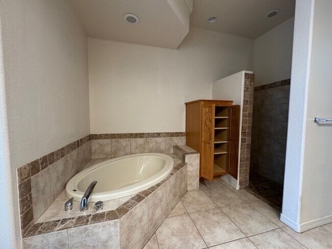 Building Photo - 3 Bedroom Exec Home Bullhead Parkway close...