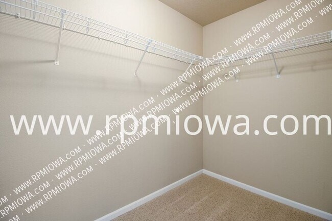 Building Photo - 495 SE Sagewood Cir