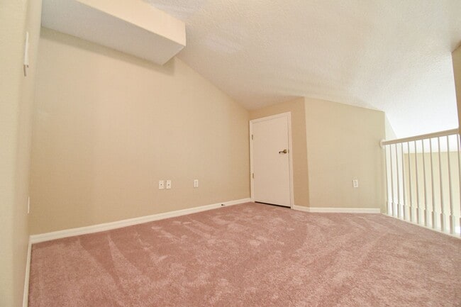 Building Photo - Beautiful 3 Bedroom 2.5 Bath 2 Story Key W...