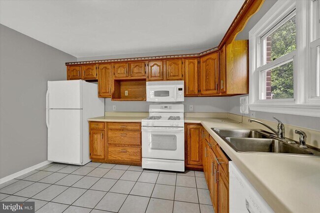 Building Photo - 260 Paradise Rd