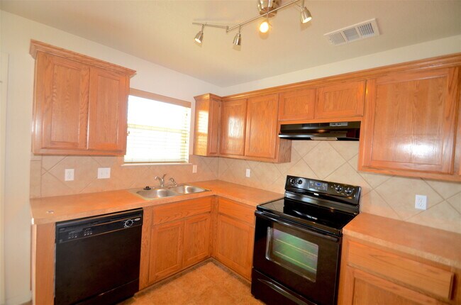 Building Photo - GREAT 3 BED/2 BATH HOME IN SKYLINE RIDGE- ...