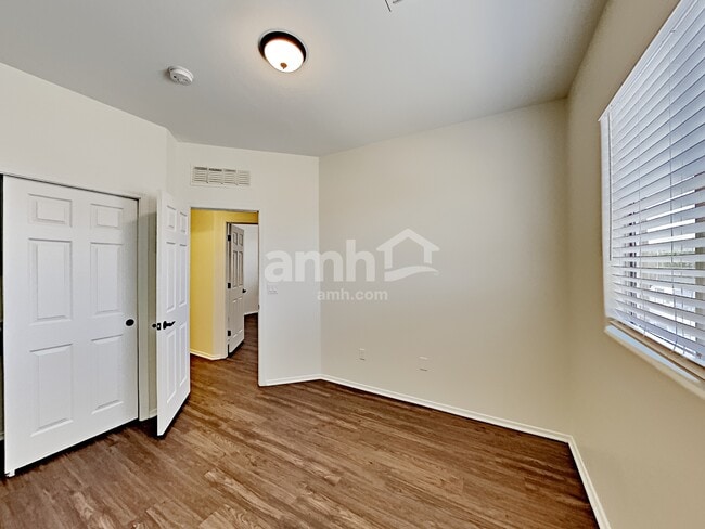 Building Photo - 576 E Calle De Ocaso