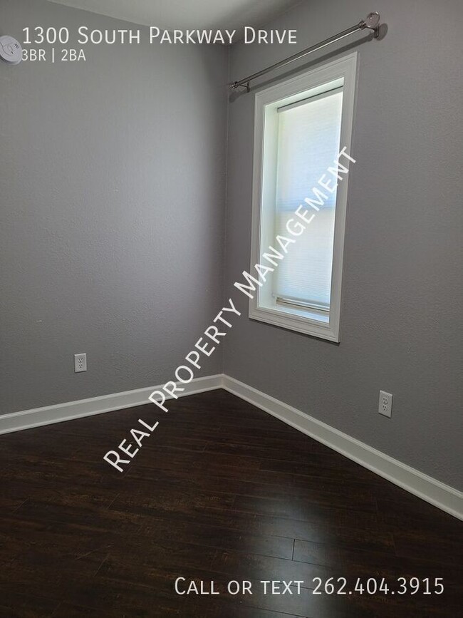 Building Photo - 1300 Parkway Dr