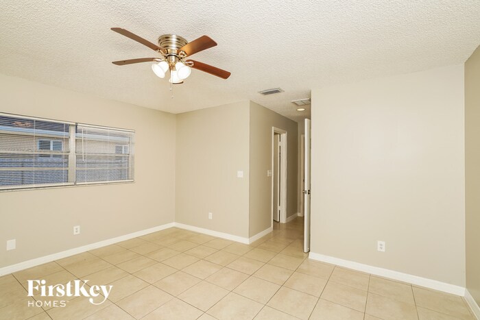 Building Photo - 638 NE Larkspur Ln