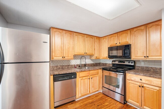 Building Photo - Affordable 3/2 in the Heart of Town And Co...
