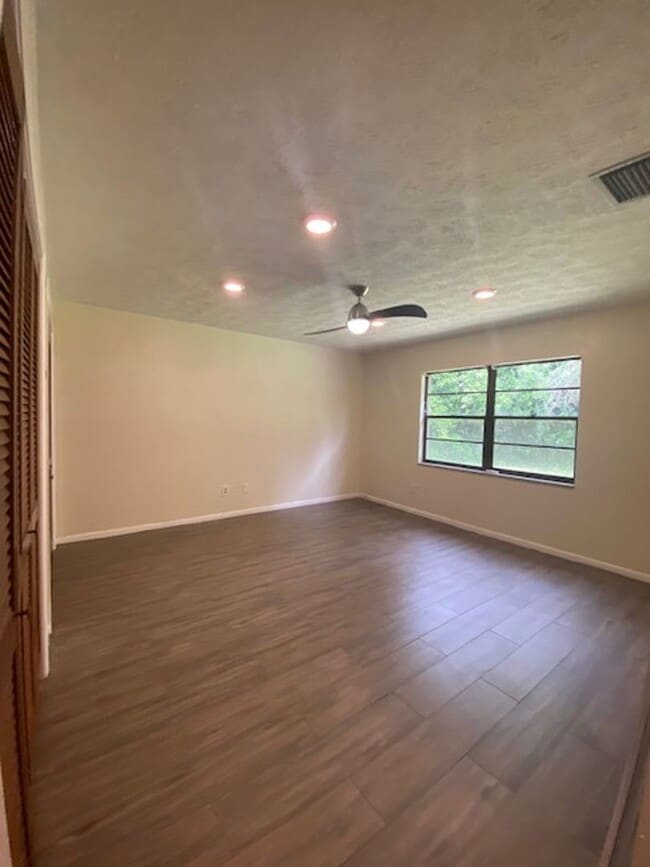 Building Photo - Brandon home available soon!