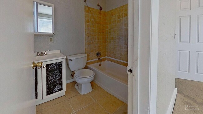Building Photo - 5-Bedroom Home in Springfield!
