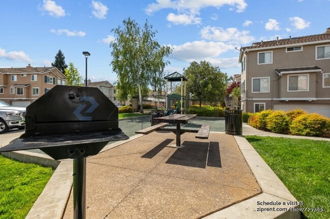 Building Photo - 2018 Swan St