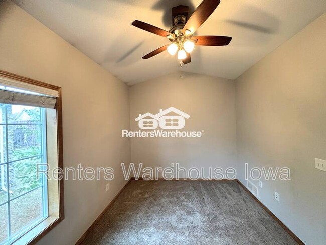 Building Photo - 2000 Meadow Ct