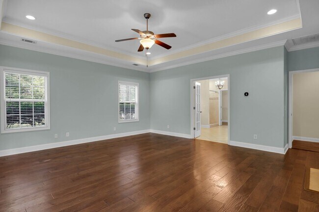 Building Photo - AVAILABLE LATE JULY 2025 (PET FRIENDLY)