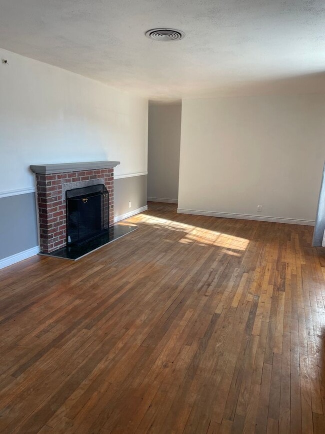Building Photo - Updated 3 Bedroom 1 Bath home of Rent!! *P...