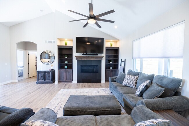 Building Photo - 2428 Sunshine Dr