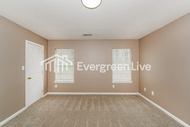 Building Photo - 2027 Townhouse Ln