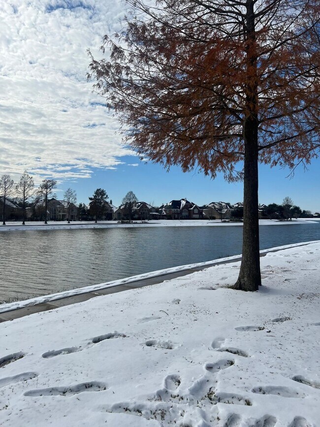 Building Photo - 4114 Fisher Lake Dr