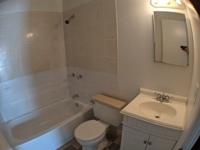 Building Photo - 3 Bedroom, 2 Bathrooms Apartment with Water View