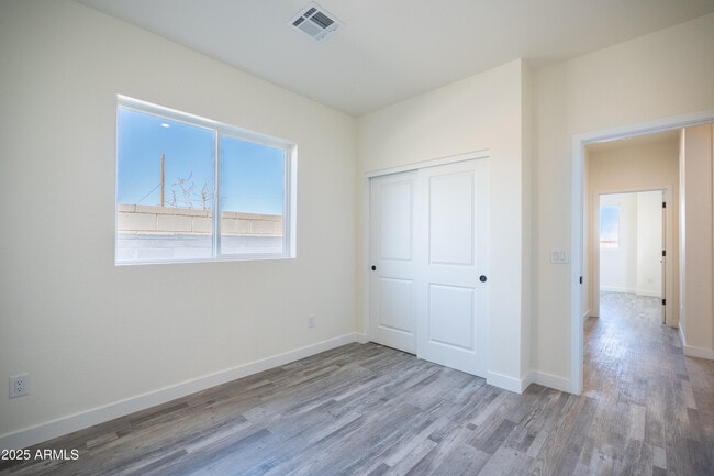 Building Photo - 909 E Desert Ln