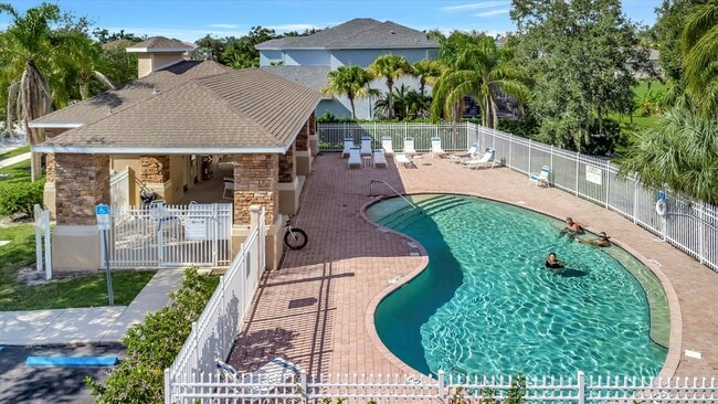 Building Photo - Convenient Central Location - 4 Bedroom + ...