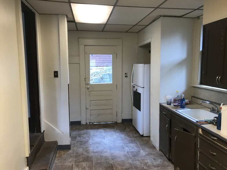 Kitchen with 2 exit doors - 804 College Ave