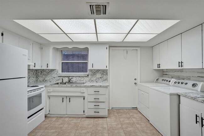 Building Photo - 4240 NW 21st Ave