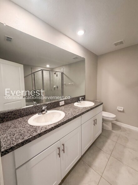 Building Photo - 946 Royal Empress Dr