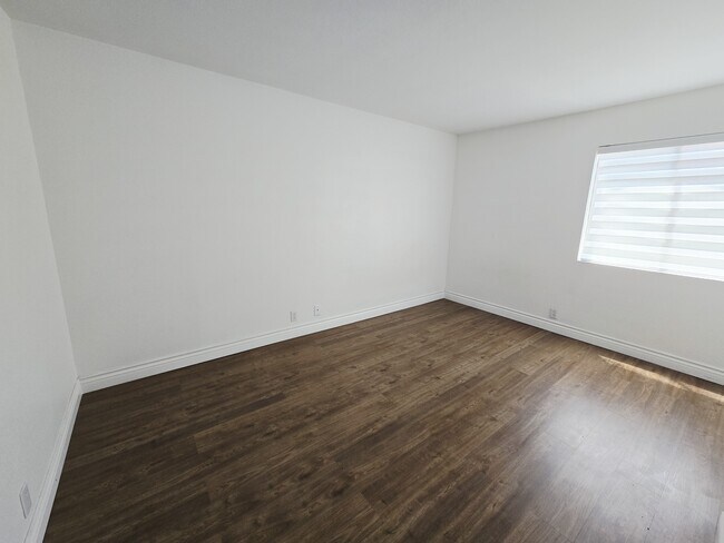 Building Photo - 5081 River Glen Dr