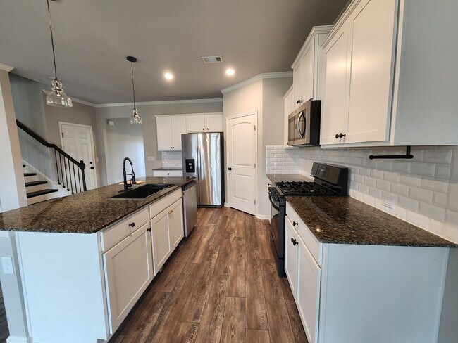 Building Photo - 5 Bedroom 3 Bath 2 Car Garage in Forsyth C...