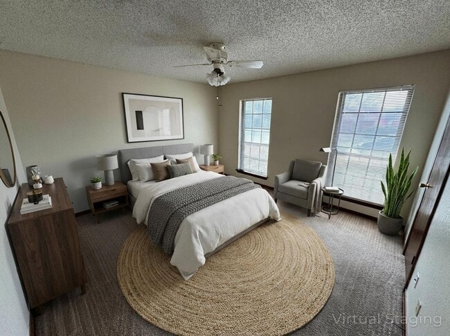 Building Photo - 207 E Hogan Dr